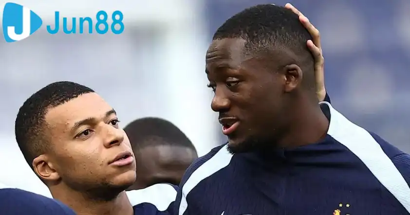 Mbappe được cho là đã chèo kéo Konate sang Real Madrid (Ảnh: GOAL).