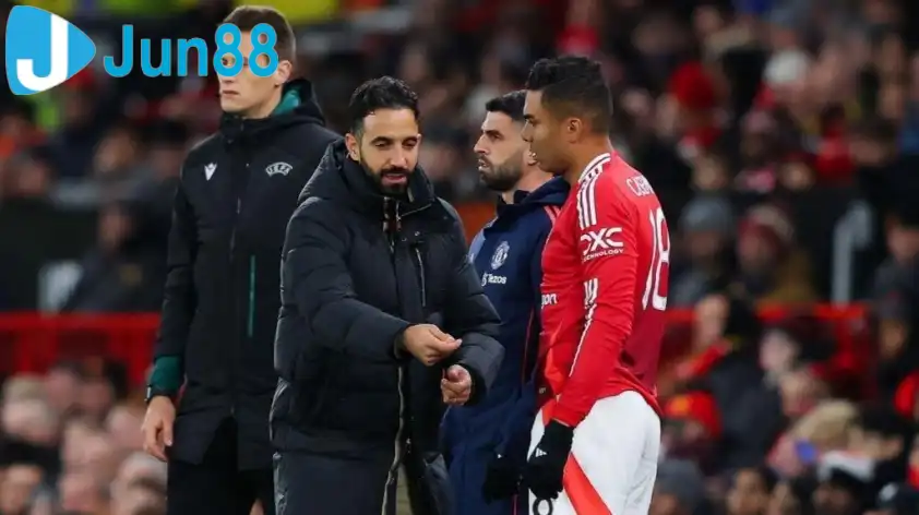 Casemiro đã xây dựng được mối quan hệ thân thiết với Ruben Amorim (Ảnh: BBC). Casemiro đã xây dựng được mối quan hệ thân thiết với Ruben Amorim (Ảnh: BBC).