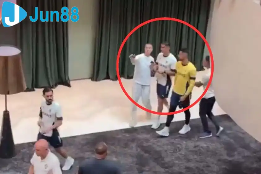 Một người hâm mộ đã cố gắng chụp ảnh tự sướng với Cristiano Ronaldo tại khách sạn của đội tuyển Bồ Đào Nha (Ảnh: Daily Mail). Một người hâm mộ đã cố gắng chụp ảnh tự sướng với Cristiano Ronaldo tại khách sạn của đội tuyển Bồ Đào Nha (Ảnh: Daily Mail).