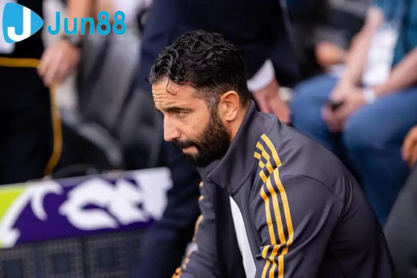 Ruben Amorim đang phải đối mặt với áp lực rất lớn tại MU. Ảnh: The Mirror Ruben Amorim đang phải đối mặt với áp lực rất lớn tại MU. Ảnh: The Mirror