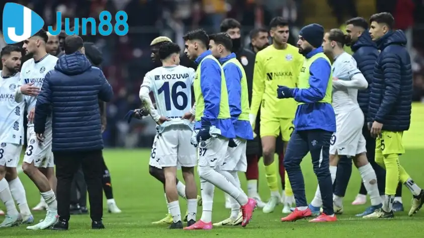 Adana Demirspor của Thổ Nhĩ Kỳ cũng dính án phạt từ FIFA. Adana Demirspor của Thổ Nhĩ Kỳ cũng dính án phạt từ FIFA.