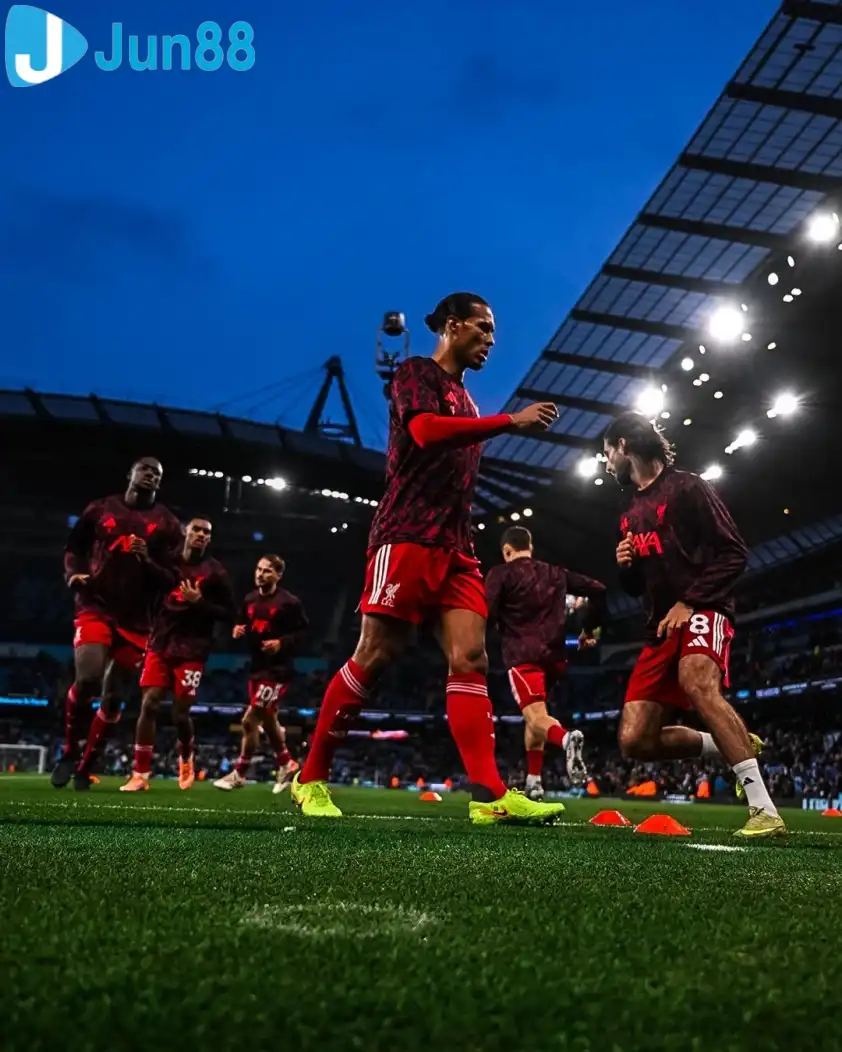 Gary Neville cho rằng Liverpool hiện tại đang 'quá yếu về thể chất' (Ảnh: Liverpool). Gary Neville cho rằng Liverpool hiện tại đang 'quá yếu về thể chất' (Ảnh: Liverpool).