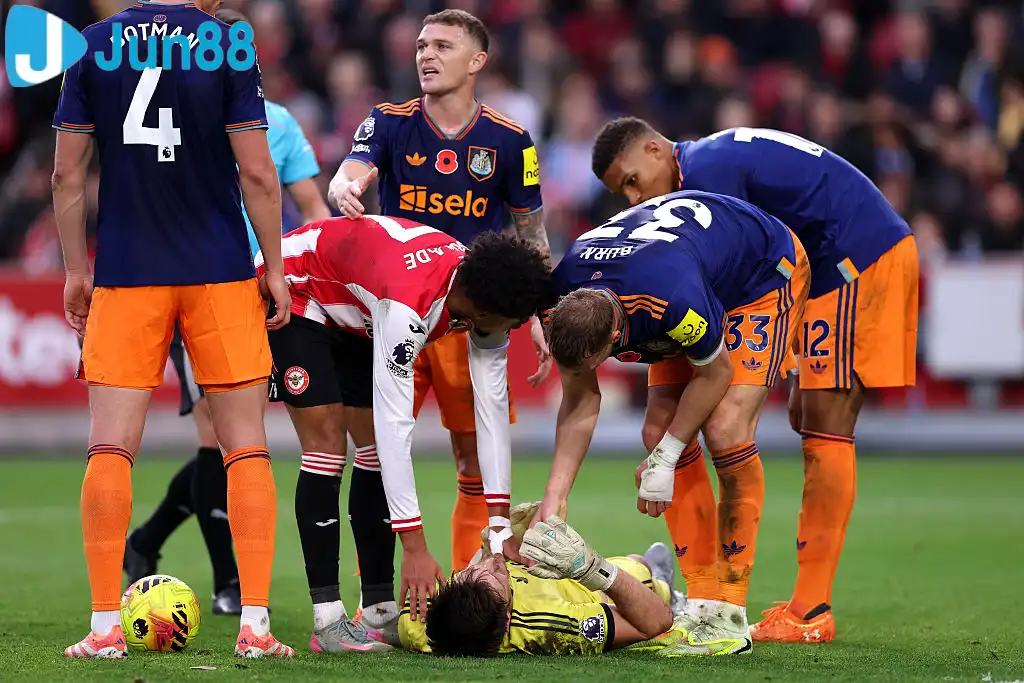 Nick Pope gặp chấn thương trong trận đấu với Brentford (Ảnh: SportBible) Nick Pope gặp chấn thương trong trận đấu với Brentford (Ảnh: SportBible)