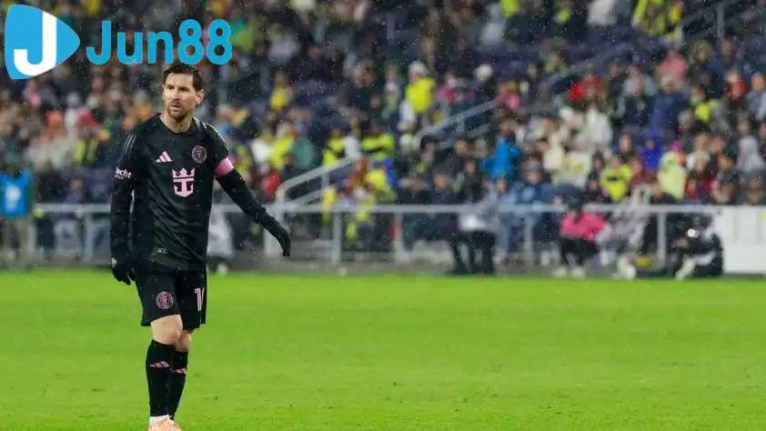 Messi sẽ mất đối tác ăn ý bậc nhất trên hàng công (Ảnh: GOAL).